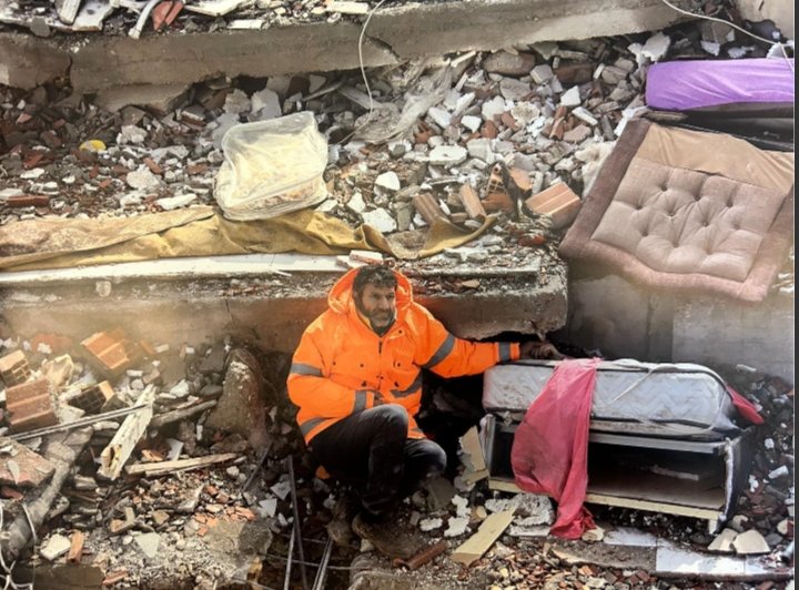 Acı duyabiliyorsan,
CANLISIN...
Başkalarının acısını duyabiliyorsan
İNSANSIN demiş;
Tolstoy

6 Şubat Aklımızda, 
Acısı Hala Kalbimizde.🥀

#Unutmadık
#6subat2023 
#DepremiUnutmaUnutturma