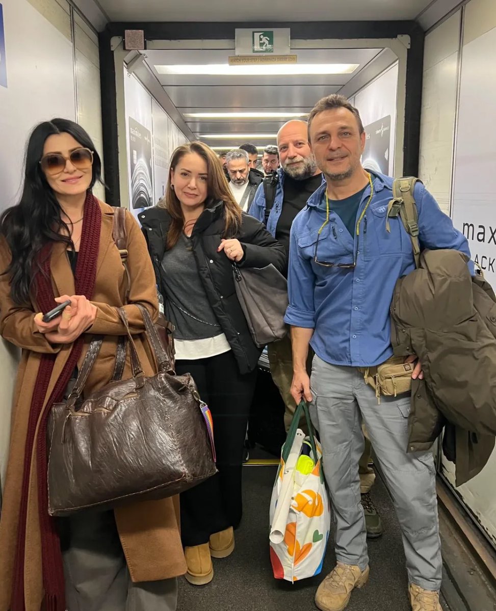 ogün’ün sesi ve karizması bir yana, insanlığı apayrı; gönüllü olarak sürekli yardıma ihtiyacı olanlara koşması gerçekten çok takdir edilesi ve hoş. sibel’le deniz’i de derneğinde gönüllü yapması çook tatlı 😭❤️