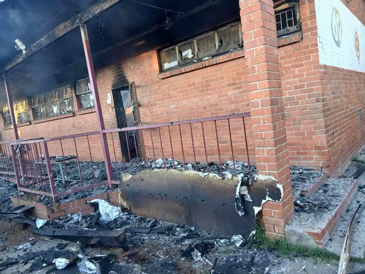 Suspected Vutha destroys school desks, shocking the community. Click below for more.

newssa.co.za/2026/02/05/sus…