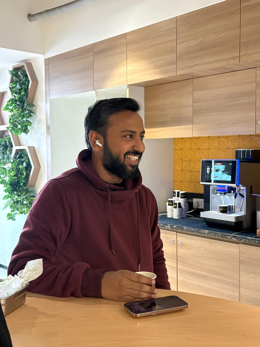 When I started freelancing, I charged $20/hour.

Today, I charge $60+ confidently.

Same industry.
Mostly same skills. 

What changed? 
Positioning.

Most people think higher rates come from experience.

But clients don’t pay for hours.

They pay for outcomes.