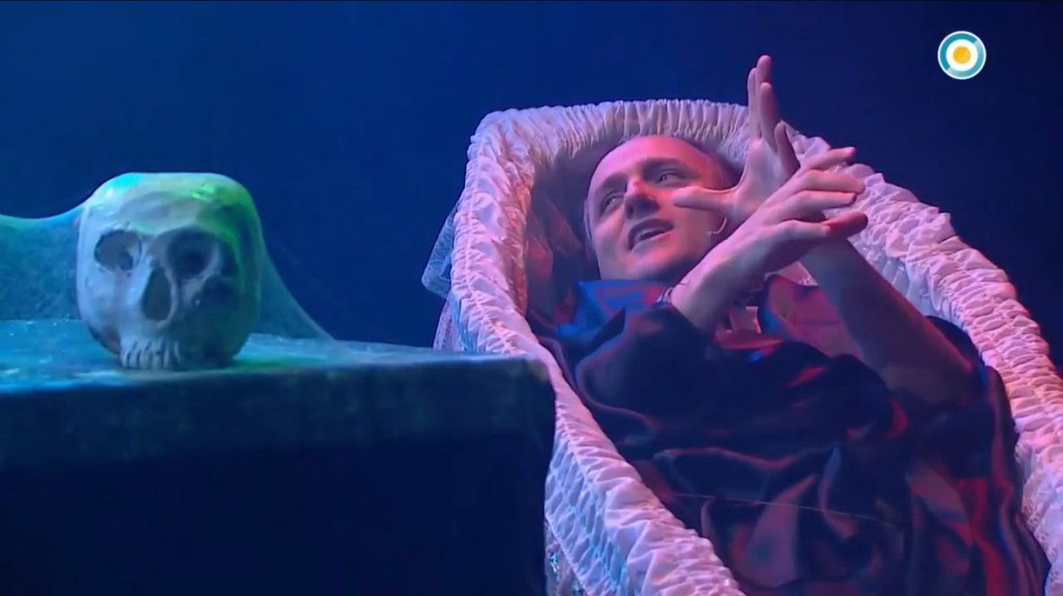 Imaginate enojarte por este tuit y que Roger este en su casa así.