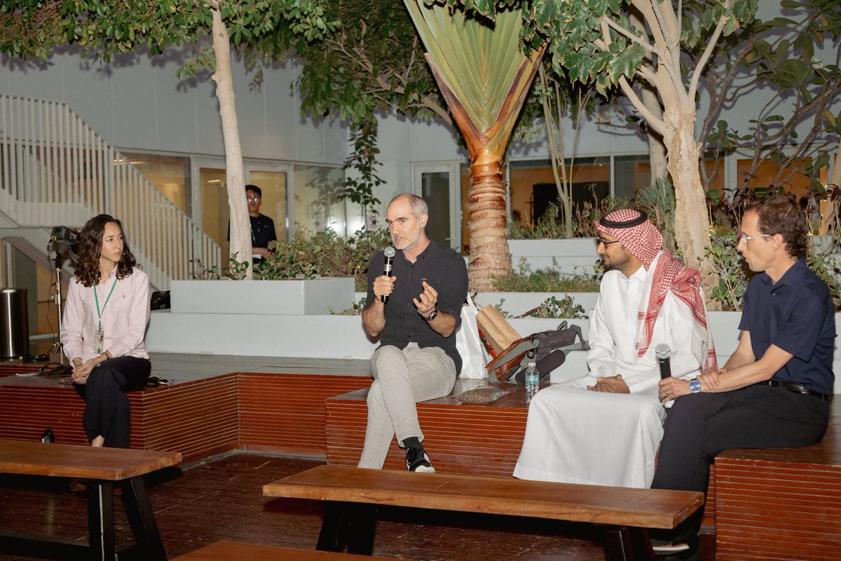 AlsarahFarm's tweet photo. سعدت بمشاركة في سوق أزكى للمزارعين هذا اليوم كمتحدث عن التراث الزراعي لاصناف القمح المختلفة مع البرفيسور @BrandeWulff 
@simonkrattinger في سوق أزكى للمزارعين 
@azkamel1   AZKA FARMERS MARKET https://t.co/iyx2WxPxBE