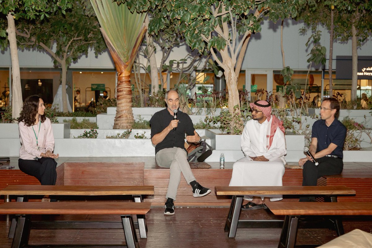AlsarahFarm's tweet photo. سعدت بمشاركة في سوق أزكى للمزارعين هذا اليوم كمتحدث عن التراث الزراعي لاصناف القمح المختلفة مع البرفيسور @BrandeWulff 
@simonkrattinger في سوق أزكى للمزارعين 
@azkamel1   AZKA FARMERS MARKET https://t.co/iyx2WxPxBE