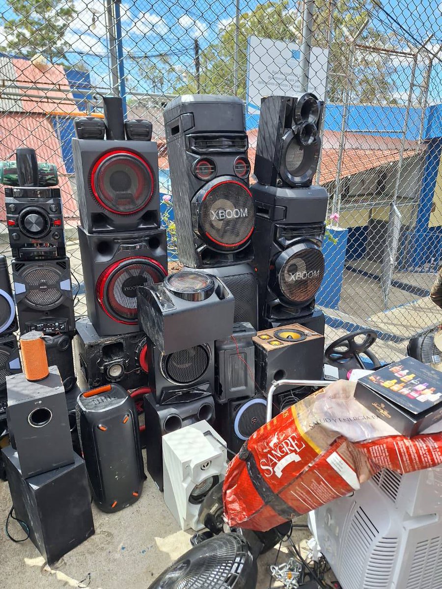 SORPRENDENTE REQUISA EN PREVENTIVO DE GUATEMALA REVELA TELEVISORES, DROGA Y HASTA ANIMALES

Autoridades realizaron una requisa en el Centro Preventivo de la zona 18, donde se localizaron numerosos objetos prohibidos que estaban en poder de los internos. El operativo contó con el