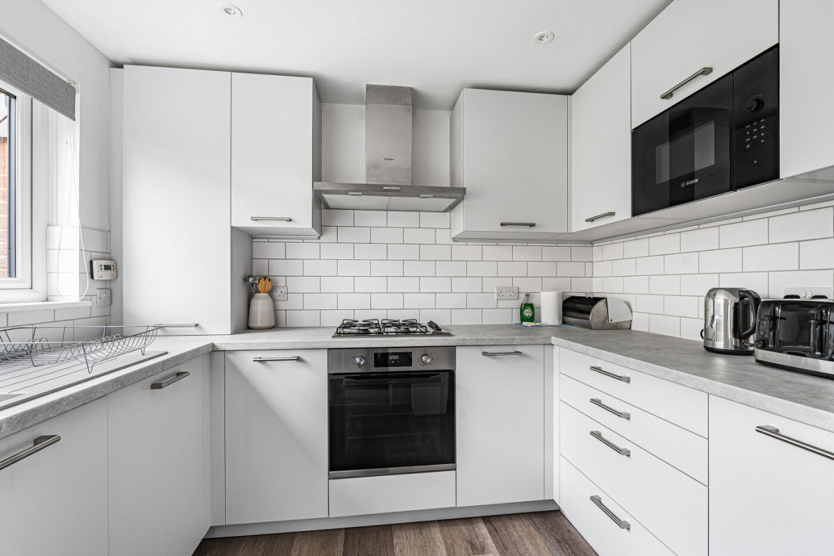 NEW PROPERTY LISTING 🏡 Gainsborough Close
£330,000 Freehold

🛋️ living room and conservatory 
🌊 terrace with sea views
🍽️ kitchen, cloakroom
🛌 2 bedrooms, 
🚽 2 en-suites 
🪴 courtyard garden
🔨 garage in a separate block