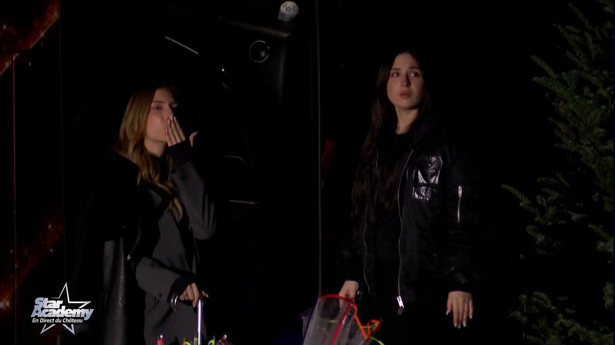viralvxrd's tweet photo. Ambre et Léa ont fait leur adieux au château ce soir à la fin de l'année 2026 une nouvelle promo y fera son entrée. #staracademylelive https://t.co/k5462jKHRc