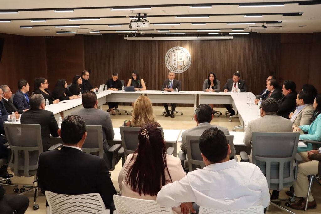 FBlumenkron's tweet photo. Dialogamos con integrantes de la Asociación de Abogados Penalistas de Morelos para fortalecer el trabajo en la procuración de justicia.

En la @Fiscalia_Mor impulsamos la construcción de acuerdos para mejorar la atención a la ciudadanía y a las víctimas.

#JusticiaParaTi https://t.co/Wp5te9qHAB