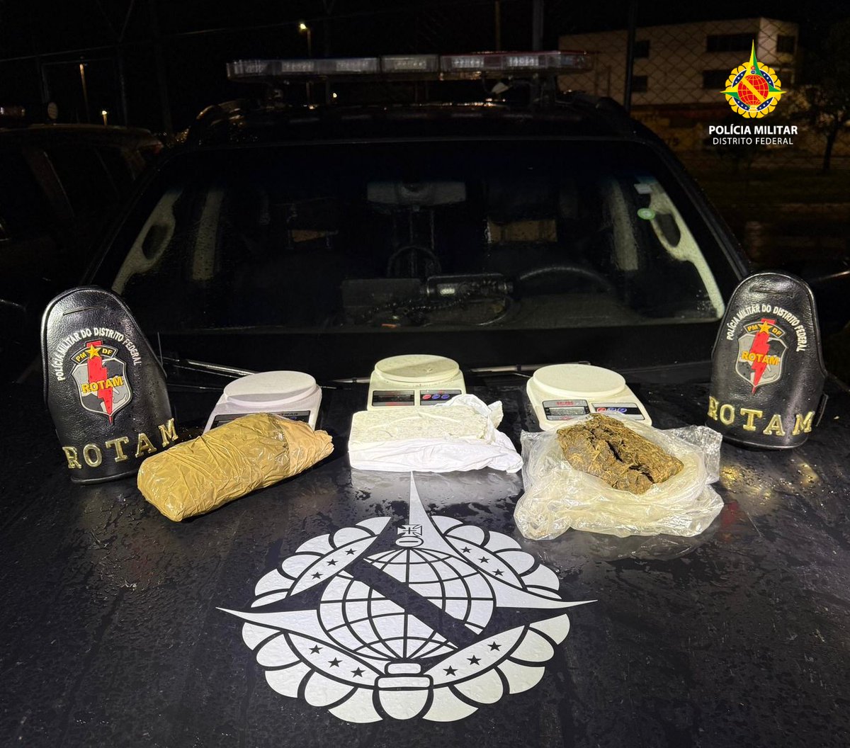 pmdfoficial's tweet image. 🚨#PMDF DESARTICULA TRÁFICO NO RECANTO DAS EMAS
Após denúncia, policiais da ROTAM desmontam ponto de tráfico na QD 509 do Recanto das Emas. Foram apreendidos maconha, cocaína, balanças de precisão e facas usadas no tráfico. 
Um homem foi detido e autuado por tráfico de drogas
#DF