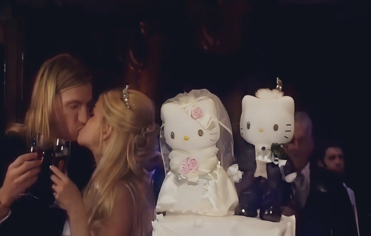 ALFINSOYWANDA's tweet photo. En la boda de Wanda y Maxi, ella eligió para la torta a Kitty y el novio casándose😅💕💕💕 La amo https://t.co/S1ZgsZFvXi