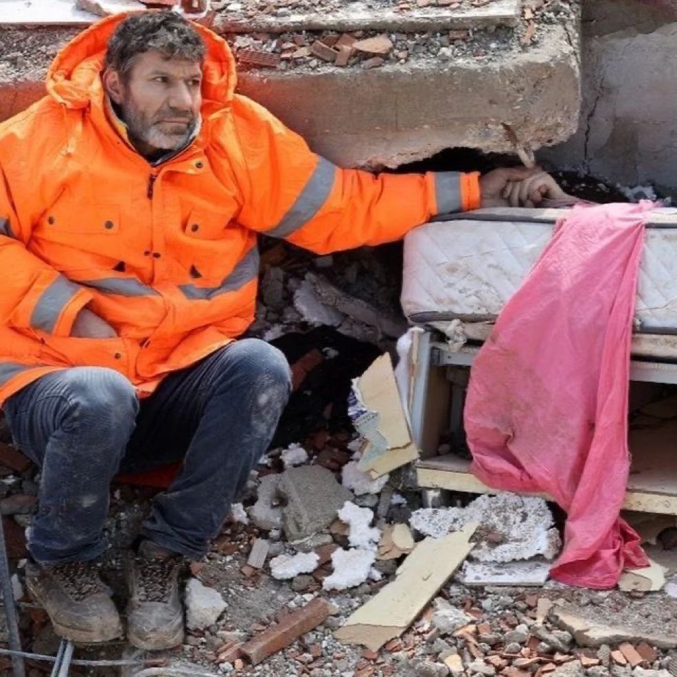 Bir şubat gecesi sabaha karşı kıyamet koptu, 
varken yok oldular, 
kor iken kül oldular 
kalanlar enkaza döndüler,

Ve o şubat gecesi sabah olmadı… 

#UnutmaUnutturma