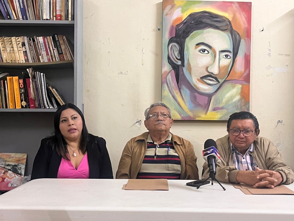 Falta que las autoridades pidan perdón por la balacera tras crimen del #Charras

Al anunciar las actividades por el 52 aniversario luctuoso de Efraín Calderón, recordaron que no se ha resarcido el agravio contra la UADY perpetrado por la Policía Estatal.➡️tinyurl.com/ysm7ez7u