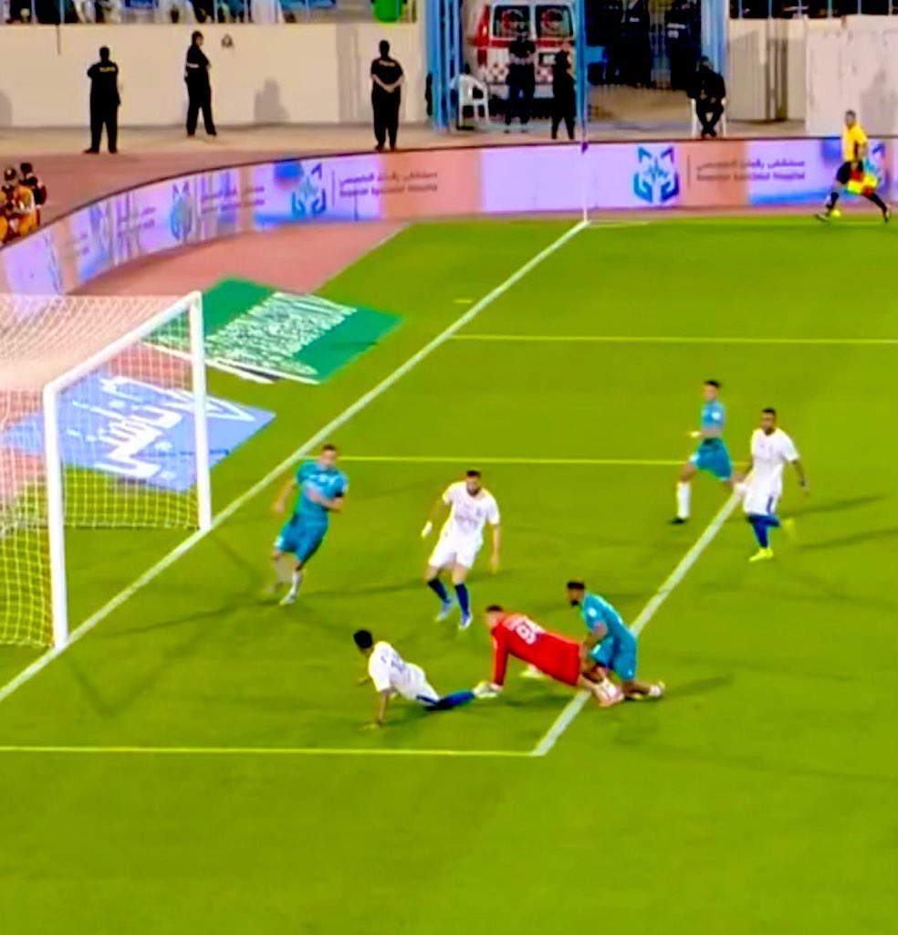 لتعرف مدى #فساد غرفة الفار والتلاعب في الصور وخطوط التسلل 

شاهد الفرق في ركبتي اللاعب بنزيما في هدف #الهلال الأول وتعرف بأن #الفساد ينخر في الرياضة نخر .