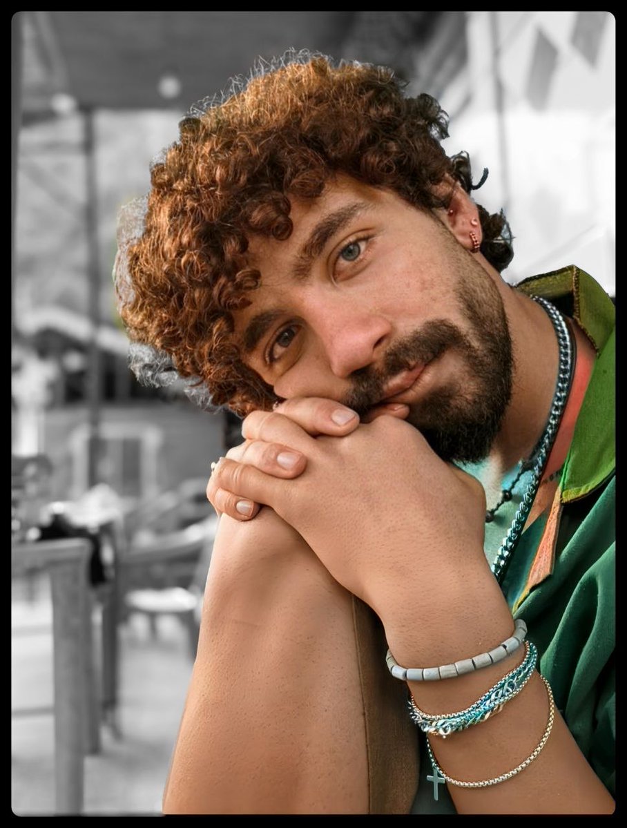 چهره‌اش آن‌قدر آسیب دیده بود که شناخته نمی‌شد. پدر، پسرش را از تتوی پایش شناخت.
هنوز زنده بود وقتی به بیمارستان رسید، هنوز امیدی بود…
اما با تیر خلاص، همان امید را هم کشتند.

جان‌فدا #مهدی_سپهران