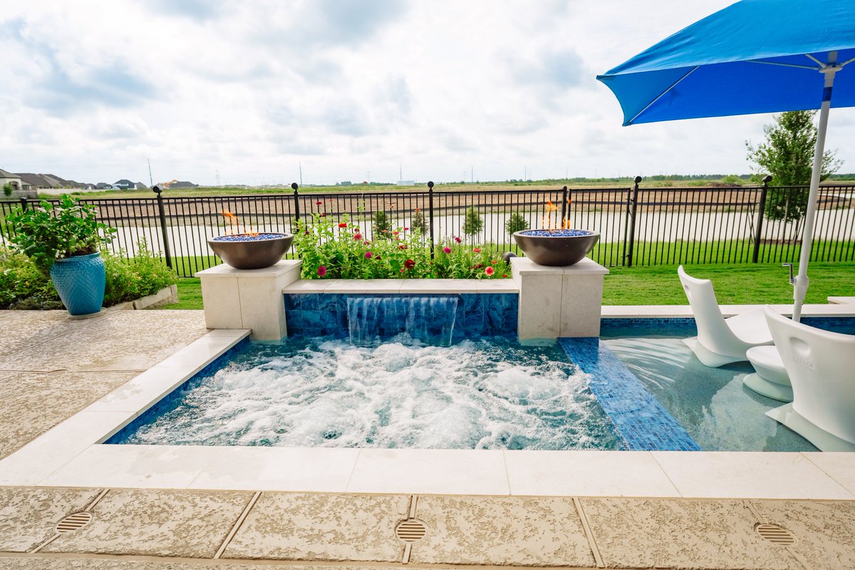 PlatinumPools's tweet image. Fire pits and pools are the perfect combo for year-round backyard use. Warm nights and cool water create balance.

#FirePitDesign #OutdoorFeatures #BackyardUpgrade