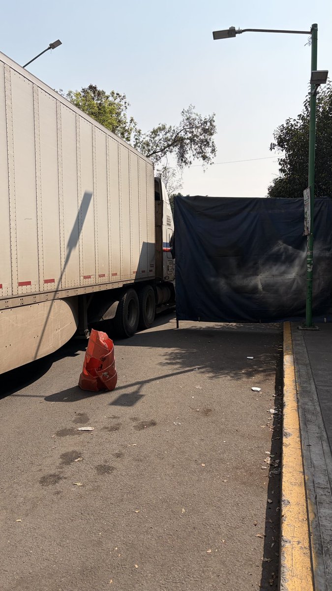 Airwolf1973's tweet photo. @LaSEMOVI @Alc_Iztapalapa  Sin mas ni mas, llegaron e invadieron la banqueta, los muebleros, pusieron sus puestos y obligan al peatón a caminar en el arroyo vehicular, es paso de escuelas y peatones @QuePocaMadre_Mx https://t.co/Yu3KtjIZ0s