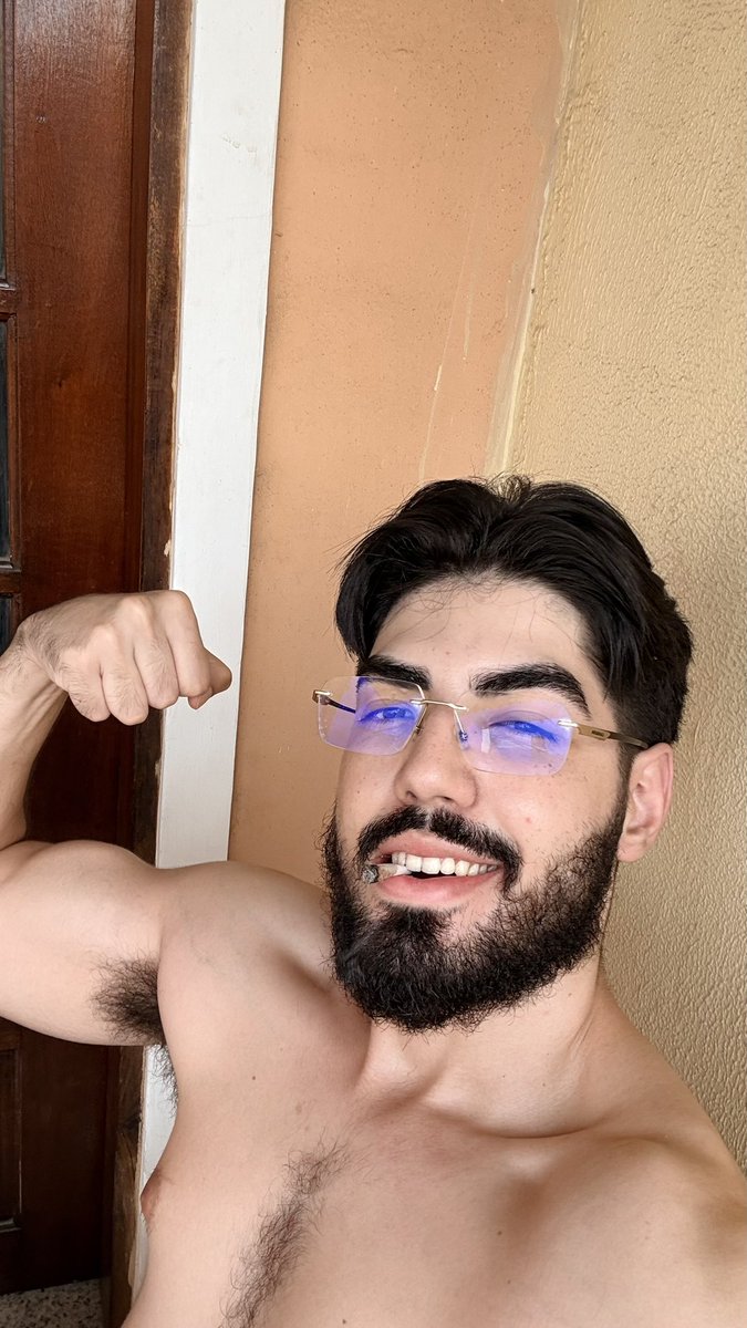 Lord_Brunoo's tweet photo. Você acredita que o dinheiro é seu porque trabalhou por ele. Errado. 

O dinheiro está com você apenas para que você tenha algo de valor para me entregar quando eu decidir.

 Sua utilidade começa e termina na sua capacidade de transferir recursos. Entenda sua função: você é um canal, eu sou o destino.