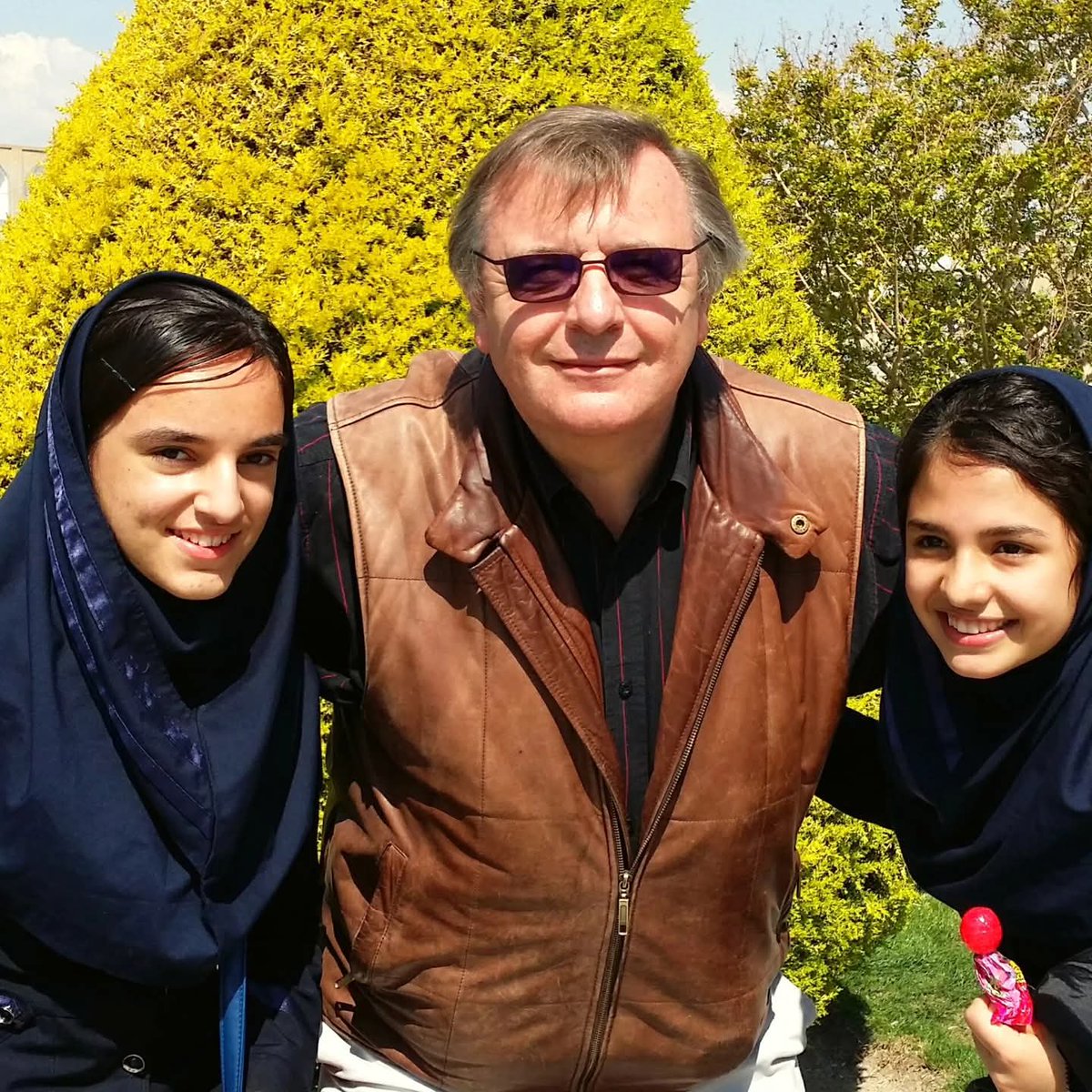 phgmdoucet's tweet photo. Je ne peux m'empêcher de penser à ces deux jeunes filles que j'avais rencontrées en Iran, à Ispahan, voici quelques années. Que sont-elles devenues ? https://t.co/2rt8UtVsZu