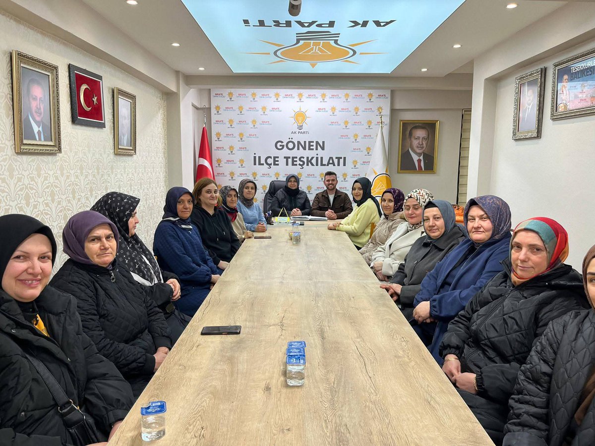 akkadingonen10_'s tweet photo. Haftalık olağan toplantımızı İlçe Kadın Kolları Başkanımız @demirpervin10 riyasetinde gerçekleştirdik.
Bizlere ziyarette bulunan kıymetli kardeşim Gençlik kolları başkanım Fatih Orhan’a nazik ziyareti için teşekkür ediyoruz…
#AkPartiGönen
#AkKadınGönen
#AkGençlikGönen https://t.co/Ceqgtz9txd