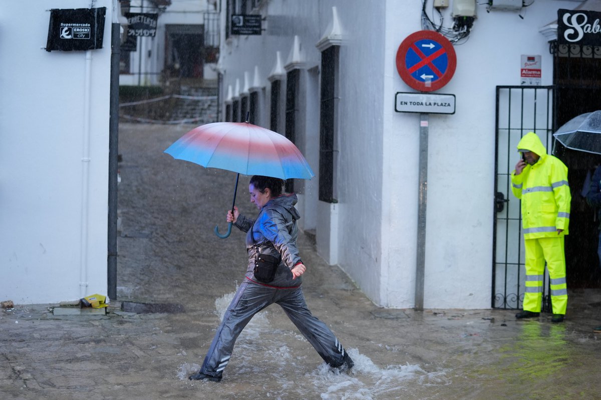 indexhu's tweet image. Több ezer embert kellett evakuálni a dél-spanyolországi Andalúziában a Leonardi viharral érkező heves esőzések miatt.

További képek:
index.hu/galeria/index/…

Fotó: Europa Press News / Getty Images Hungary

#Spain #raining #flood #indexhu