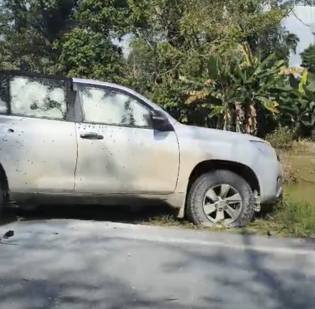 MISERABLES cobardes!!! Este atentado contra el esquema de seguridad del senador Jairo Castellanos En Arauca deja dos personas asesinadas !!!!! que más pruebas quieren para demostrar que le entregaron el país a los violentos, y ojo que estamos en plena época electoral. Solidaridad