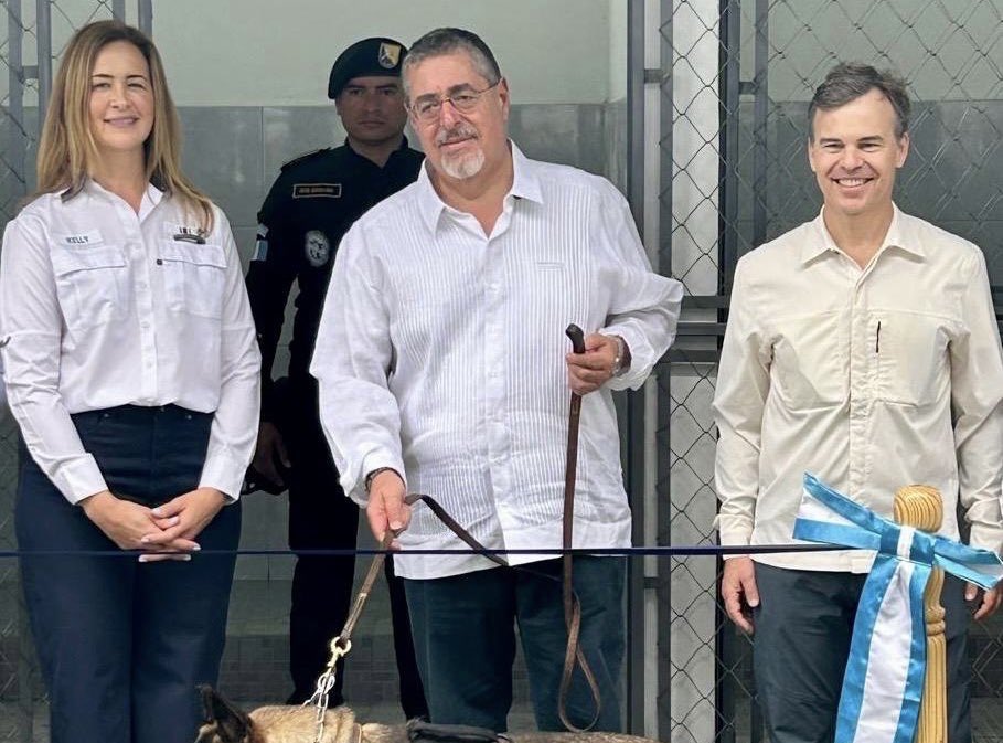 usembassyguate's tweet photo. El #EncargadoDeNegocios John Barrett presentó las nuevas instalaciones para las unidades #K9 de la @PNCdeGuatemala, con apoyo de @StateINL. Destacó el instinto y la lealtad de los agentes K9, clave en la detección de ilícitos, como la reciente incautación histórica de cocaína en Puerto Quetzal. Como parte de la política de seguridad del presidente Trump, esta cooperación fortalece la lucha contra el crimen organizado en el hemisferio. Guatemala y Estados Unidos avanzan juntos para ser más seguros y más prósperos. 🇺🇸🤝🇬🇹