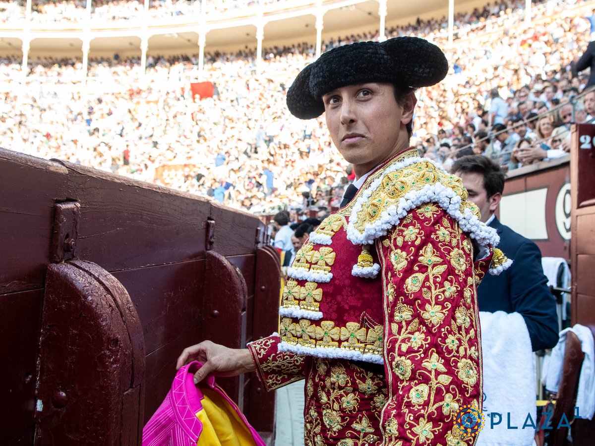 El órdago a Roca Rey es la declaración de intenciones más clara de Borja Jiménez en toda su carrera.

Sufre las injusticias del sistema y con eso, no para de mirar a los ojos a los que mandan. 

Movimiento de torero grande. Su objetivo claro: ser figura del toreo.