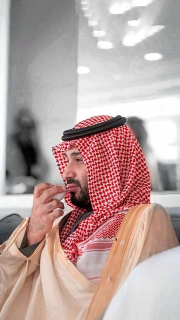 كيف ما نمشي وراك ونتبعك .. وانت نور الحق والدنيا ظلام ❤️❤️