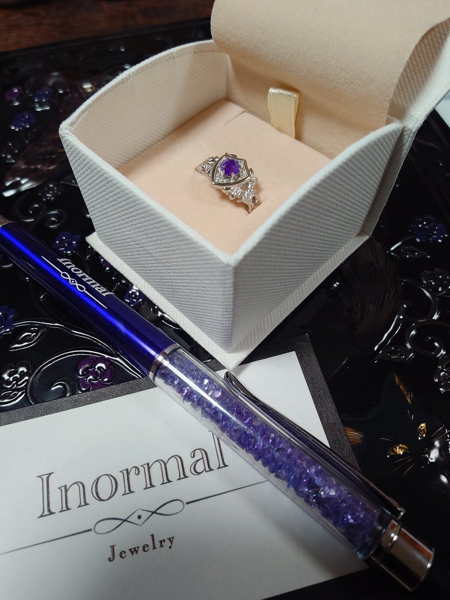 kiwidrop91111's tweet image. Inormal様から届いた蛍光＆蓄光するレアストーン、ハックマナイトのガーディアンリング❤UVライト照射後は少し濃い色に変化して、そのまま持続〜面白い石だなぁ✨ノベルティのボールペンもとても綺麗で嬉しい〜✨