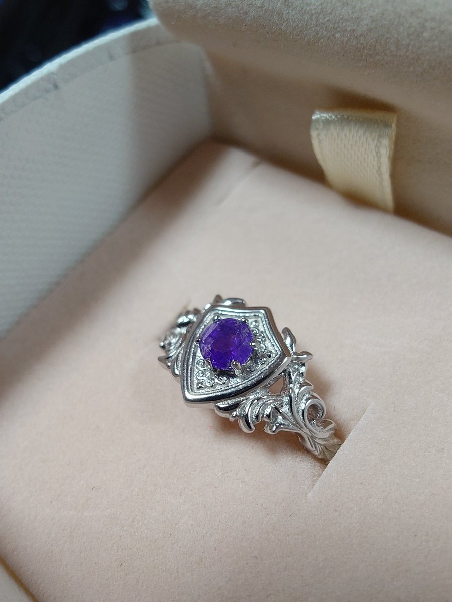 kiwidrop91111's tweet image. Inormal様から届いた蛍光＆蓄光するレアストーン、ハックマナイトのガーディアンリング❤UVライト照射後は少し濃い色に変化して、そのまま持続〜面白い石だなぁ✨ノベルティのボールペンもとても綺麗で嬉しい〜✨