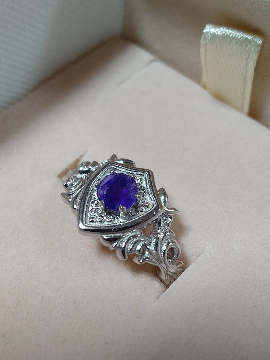 kiwidrop91111's tweet image. Inormal様から届いた蛍光＆蓄光するレアストーン、ハックマナイトのガーディアンリング❤UVライト照射後は少し濃い色に変化して、そのまま持続〜面白い石だなぁ✨ノベルティのボールペンもとても綺麗で嬉しい〜✨