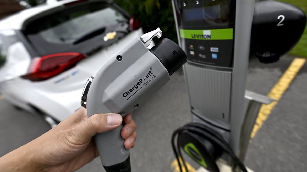 The Canadian 🇨🇦 Federal EV Credit is back! Ottawa will offer $5,000 toward the cost of a new #EV (max retail $50,000) and $2,500 toward plug-in hybrids, but the rebates will decrease every year until they’re phased out after 2030