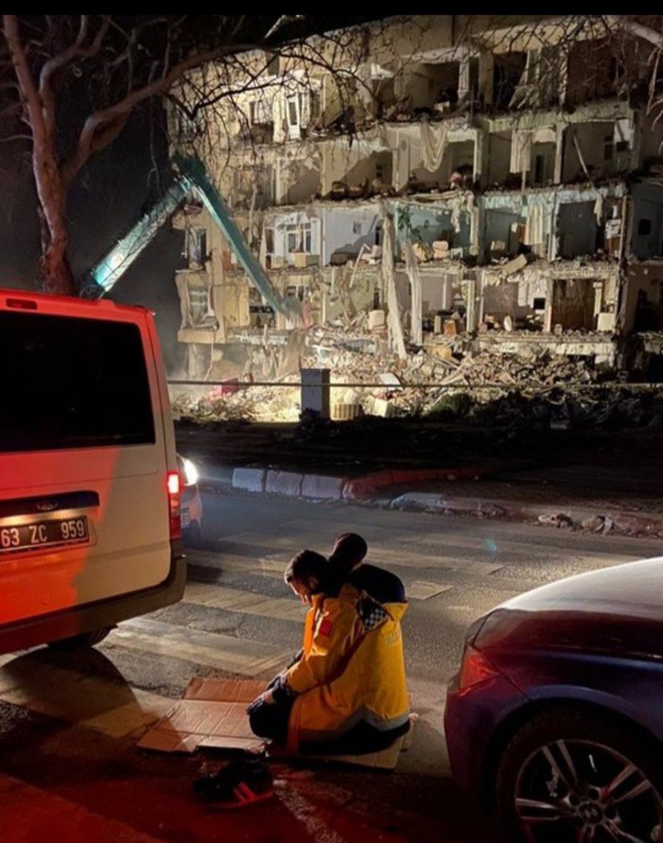 Literatürde en uzun gece 21 Aralık diye geçer..

Ama yaşayanlar bilir ki en uzun gece 6 Şubat deprem  gecesidir.

 Allah bir daha kimseye böyle bir gece yaşatmasın.