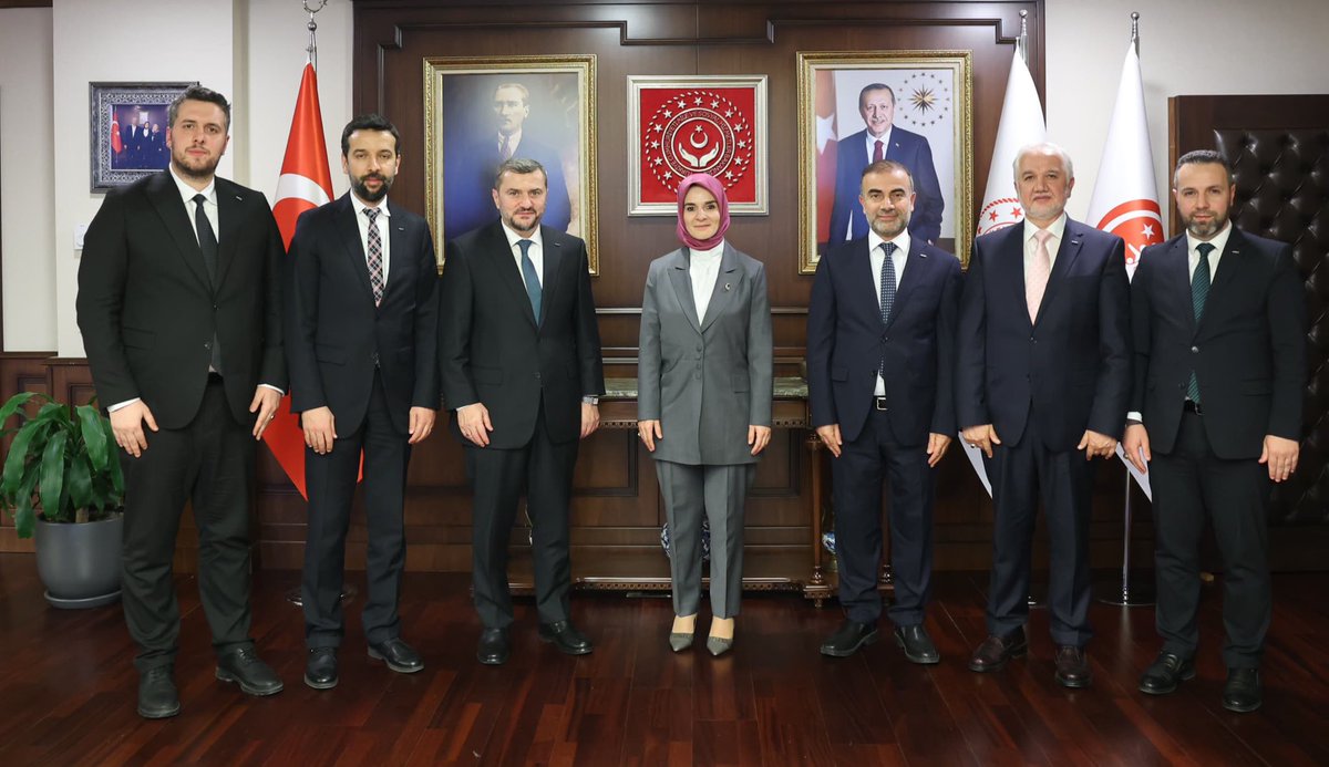 kemalerguen's tweet photo. Aile, sosyal politikalar ve toplumsal çalışmalar üzerine verimli istişarelerde bulunduk.
Nazik kabulleri ve değerli katkıları için Aile ve Sosyal Hizmetler Bakanı Sayın Mahinur Özdemir’e teşekkür ederim. @MahinurOzdemir https://t.co/Q7M1HecIXG