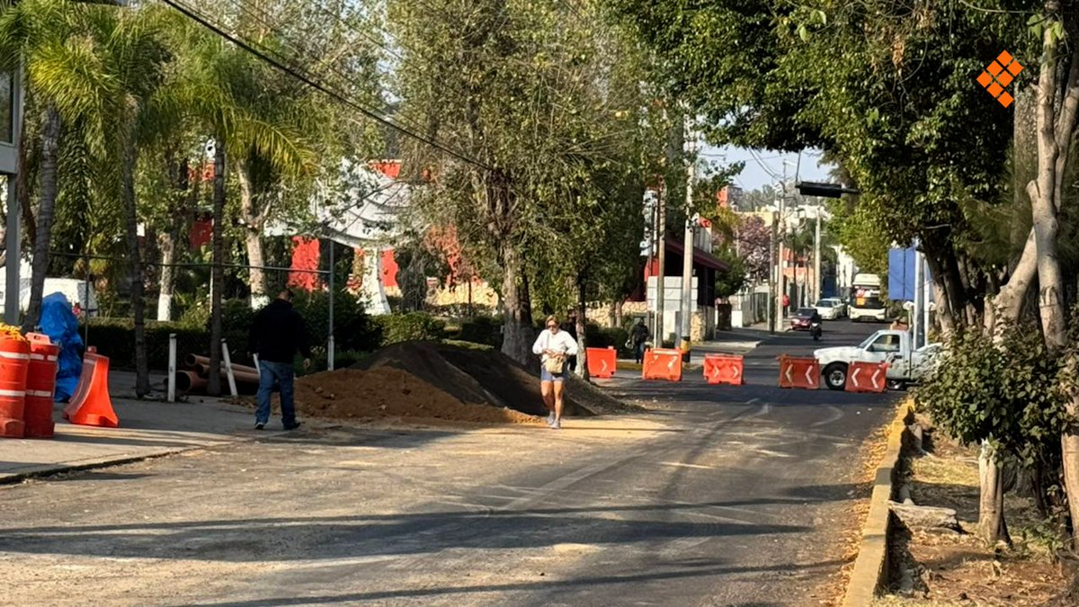 #Ahora | Continúa cerrada la lateral de camelinas de Ventura Puente hacia el Starbucks, se prevé intenso tráfico en horas pico, mida sus tiempos. 🚗🚌
📷Alejandra Macedo/Quadratín Michoacán