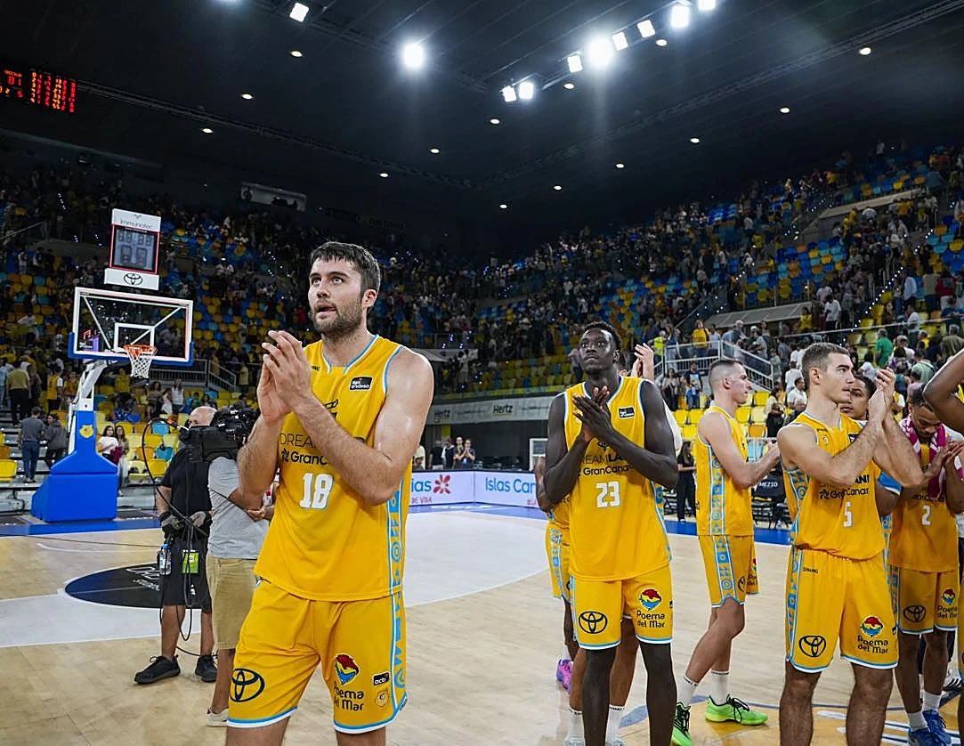 TodoGolesRadio's tweet photo. #SORTE🏀 Tenemos entradas dobles 🎫🎫 para el choque que se recupera de la J10 de la @ACBCOM entre el @GranCanariaCB y el @Baskonia (domingo, 17h, @GCArenaOficial) 

Para participar, sigue a @TodoGolesRadio📻 y retuitea esta publicación. ¡Mucha suerte! 🍀 https://t.co/sCN6Htzfi2