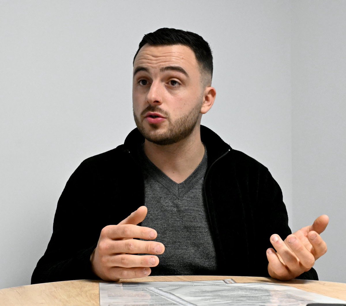 🔴🇫🇷 𝗔𝗟𝗘𝗥𝗧𝗘 𝗜𝗡𝗙𝗢 — Eddy, menacé par trois hommes qui tentaient de lui voler son véhicule, dont l’un armé d’un COUTEAU, se retrouve CONVOQUÉ AU TRIBUNAL après s’être DÉFENDU.

Ce mardi 3 février, Eddy rentre chez lui avec son véhicule, un Citroën Berlingo d’un certain