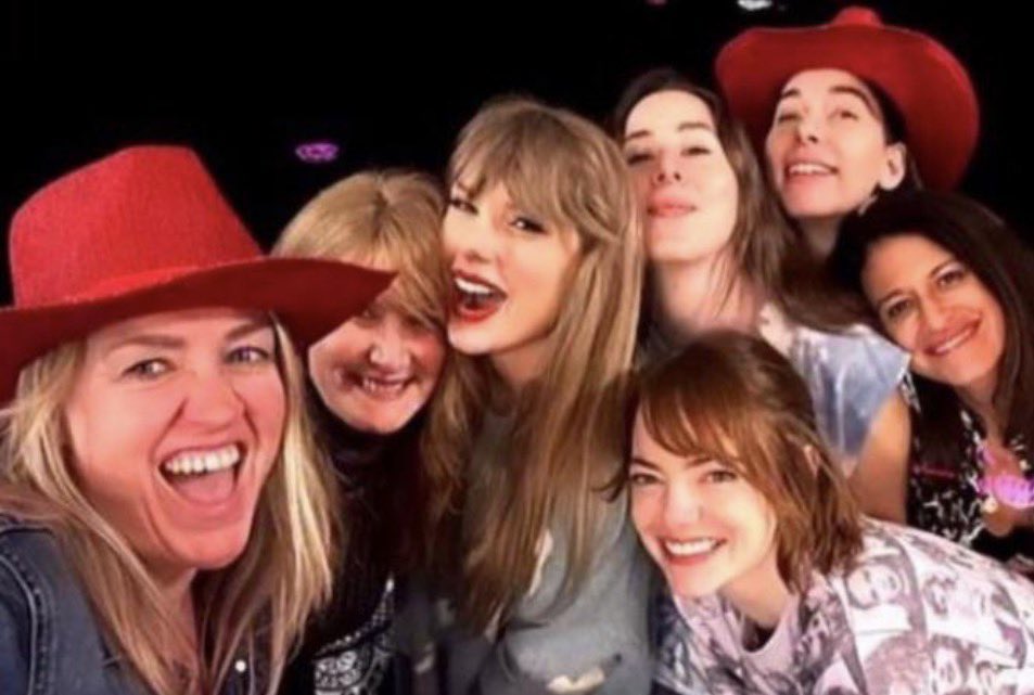 swifferupdates's tweet photo. 🗞️ | Emma Stone revealed to Rolling Stone the last concert she attended was The Eras Tour 🎤

“I think the last concert I went to was the Eras Tour. I saw the opening day in Arizona, which is where I’m from, and then I went to two nights in L.A. I think she should bring it back.” https://t.co/kdc86KjmEg