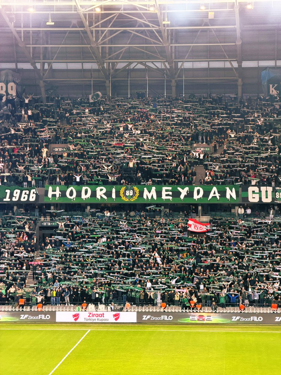 Saçma saat düzeninize, sanayi şehri İzmit’e bu saatte maç vermenize rağmen 
HODRİ MEYDAN BURADA DİMDİK AYAKTA! 
<a href="/Kocaelispor/">Kocaelispor</a>