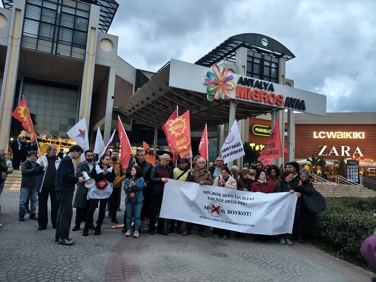 solpartiantalya's tweet image. Migros depo işçilerinin onurlu direnişi kazanacak!
Konyaaltı Büyük Migros önünde Antalya Emek ve Demokrasi Güçleri ile birlikte sefalet ücretlerine, güvencesizliğe ve sendikasızlaştırmaya karşı yan yanaydık.
İşçilerin haklı talepleri derhal karşılanmalı!
#MigrosİşçisiYalnızDeğil