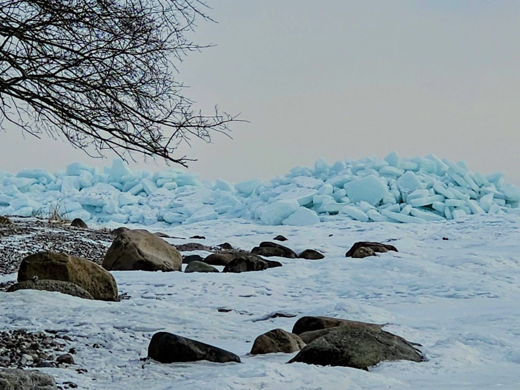unwetterfreaks's tweet image. Diese Aufnahmen stammen nicht aus Grönland, sondern von der Ostseeküste 🥶 Wie hier nahe Garz hat der Wind Eisschollen zu Eisbergen aufgetürmt, die teilweise bis zu zwei Meter hoch sind. Herzlichen Dank an Manuela Krause für die fantastischen Aufnahmen.