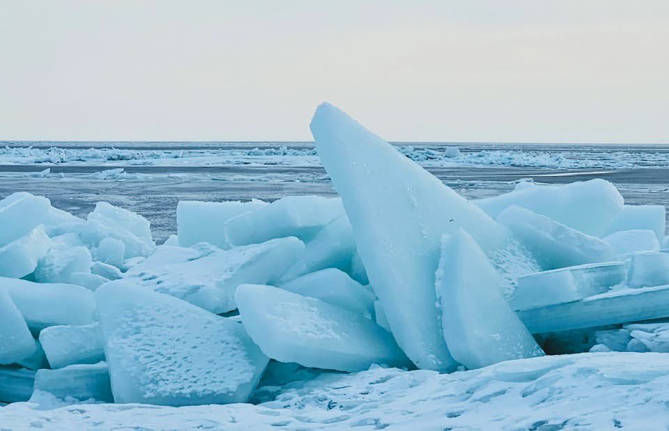 unwetterfreaks's tweet image. Diese Aufnahmen stammen nicht aus Grönland, sondern von der Ostseeküste 🥶 Wie hier nahe Garz hat der Wind Eisschollen zu Eisbergen aufgetürmt, die teilweise bis zu zwei Meter hoch sind. Herzlichen Dank an Manuela Krause für die fantastischen Aufnahmen.