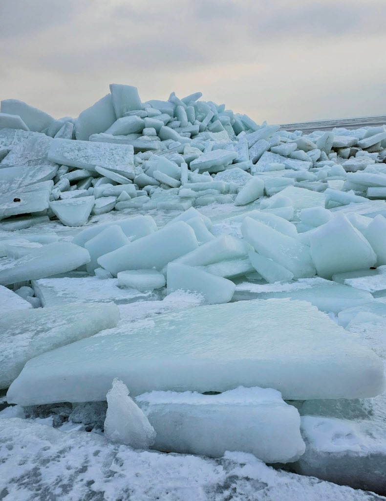unwetterfreaks's tweet image. Diese Aufnahmen stammen nicht aus Grönland, sondern von der Ostseeküste 🥶 Wie hier nahe Garz hat der Wind Eisschollen zu Eisbergen aufgetürmt, die teilweise bis zu zwei Meter hoch sind. Herzlichen Dank an Manuela Krause für die fantastischen Aufnahmen.