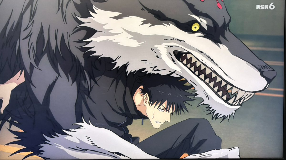 #呪術廻戦 
#死滅回游 
原作では前後に並び立つ感じだったのが、アニメでは玉犬のお腹に埋もれている感じになっていて戦闘中なのに思わずかわいい！って声が出た笑
モフモフの中にいる伏黒きゅん良すぎるぜ