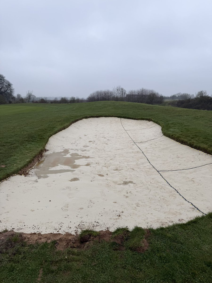 Whitemoss_BLaw's tweet photo. Very wet cold and windy day @KilworthSprings Gc today installing @BunkerMat_com into 7 bunkers. 
Thanks to Paul and the lads for the hot chocolates https://t.co/JIDySseIr1