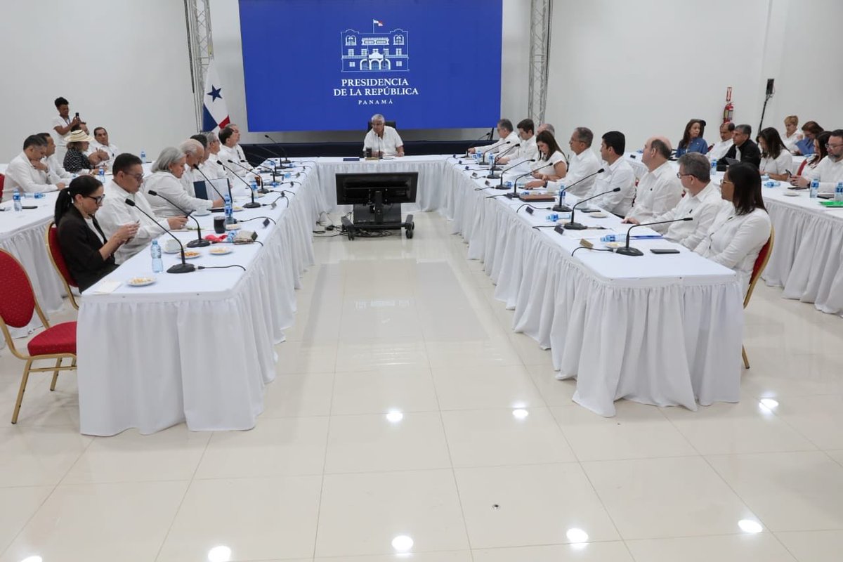JuanCOrillac's tweet photo. Inicia Consejo de Gabinete ampliado en Penomé en donde serán abordados diferentes temas y proyectos para este año 2026 que beneficiarán a la provincia de Coclé.
Entre alguno de los proyectos: 
- Centro de Desarrollo Sostenible Ambiental que se construye en Río Hato
- Apoyo al sector agropecuario en programas de riego, accesibilidad a zonas de producción. 
- Préstamos para pozos para el @BDAPANAMA a pequeños productores. 
- Orden de proceder del proyecto “Rehabilitación de la Planta Potabilizadora de  Farallón. 
- Avances del proyecto de barrido catastral y entrega de títulos de propiedad de @anatipma por el Presidente @JoseRaulMulino y la primera dama @mulinomaricel 
Seguimos trabajando 
#ConPasoFirme