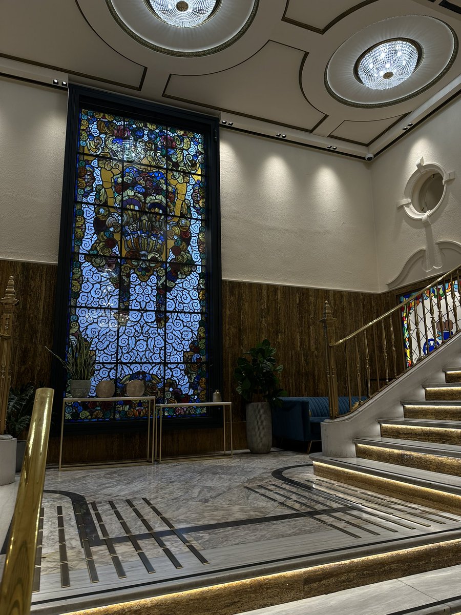 I love Europe bc why is this Uniqlo so beautiful