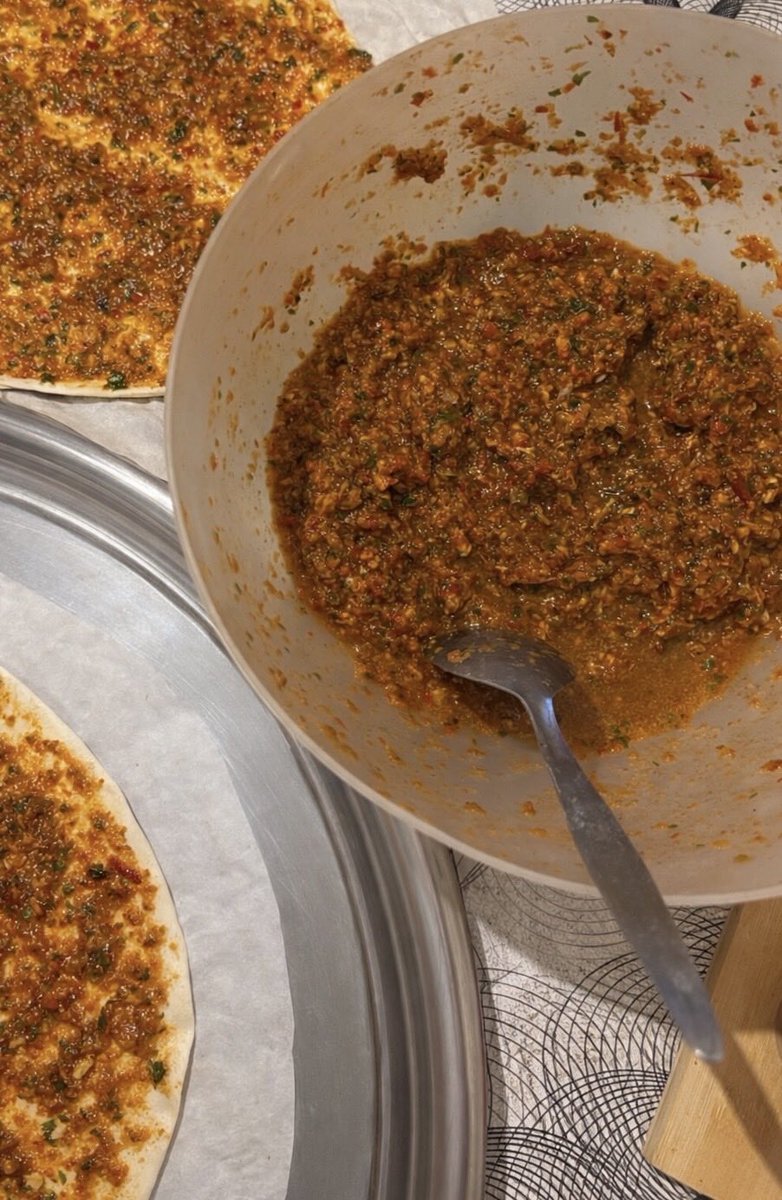 dersin başından zorla kaldırılıp tamamen gönüllük esaslı lahmacun workshopuna katıldım (umarım salça ve kıyma seviyesi twitterin güzellik algısına uygundur)