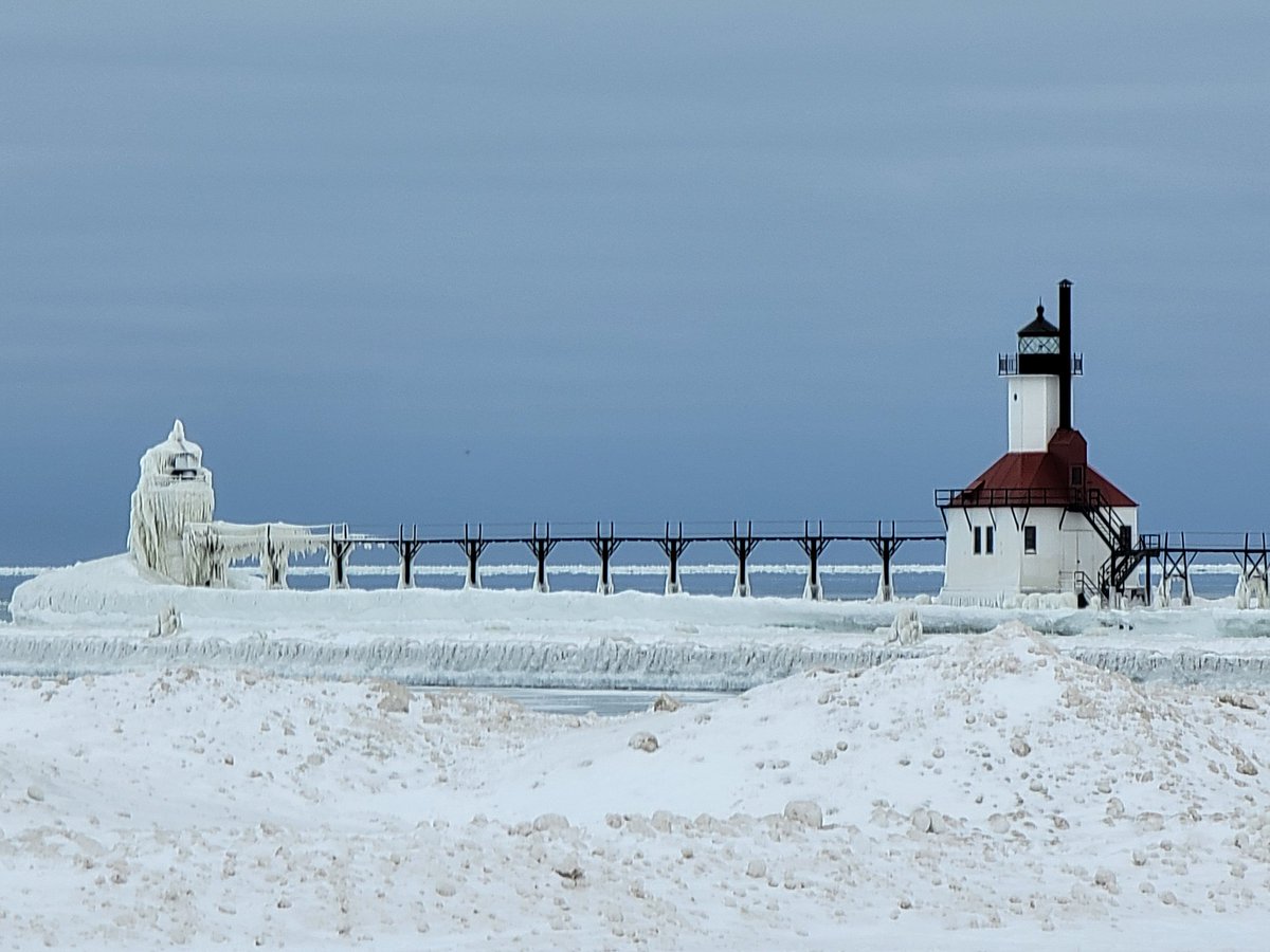 DebMannRN's tweet photo. The #GreatLakes are beautiful. Even frozen Lake Michigan is awesome. The sand mixed with the snow makes beautiful sculptures. Look at that #iceshelf (stay off!) #PureMichigan #SilverBeach So blessed! https://t.co/jWjLcCiWzj