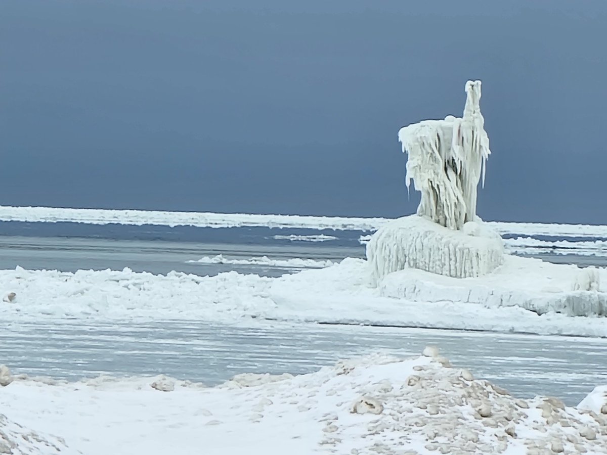 DebMannRN's tweet photo. The #GreatLakes are beautiful. Even frozen Lake Michigan is awesome. The sand mixed with the snow makes beautiful sculptures. Look at that #iceshelf (stay off!) #PureMichigan #SilverBeach So blessed! https://t.co/jWjLcCiWzj