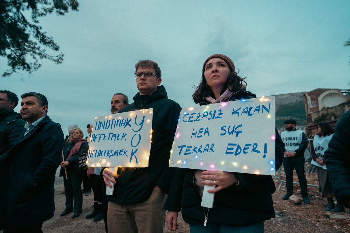 “Unutmak yok! Affetmek yok! Helalleşmek yok!”

6 Şubat sadece bir anma değil Hataylılar için, aynı zamanda taleplerini, mesajlarını, öfkelerini dile getirme günü. 

5 Şubat 2026, Antakya/Hatay